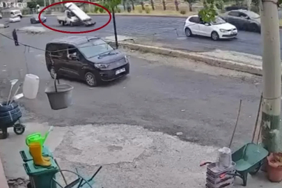 Ani frenle demirlerin kamyonetten yola savrulması kameraya yansıdı
