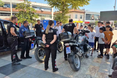 Yunus polisleri Kur’an kursu öğrencilerini sevindirdi
