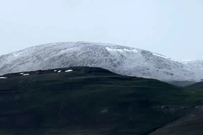 Ardahan’da dolu yağışı sonrası dağlar beyaza büründü
