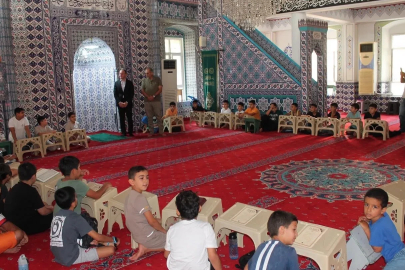 Erzin’de çocuklar yaz aylarını kuran kursunda eğitim alarak geçiriyorlar
