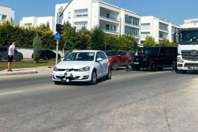 Lüks ciple otomobil çarpıştı, kaza maddi hasarla atlatıldı
