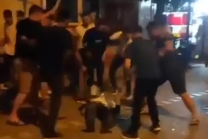 Kadını darp eden adamı mahallelinin linç anları kamerada
