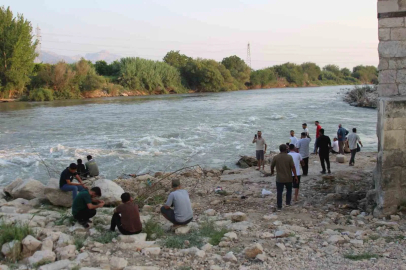 Ceyhan Nehri’ne serinlemek için giren 2 çocuk kayboldu
