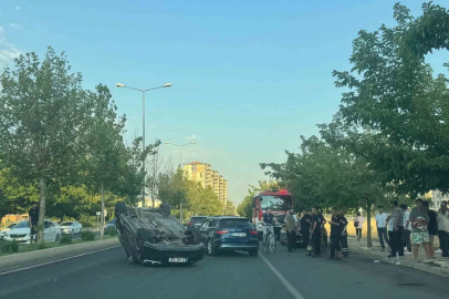 Seyir halindeki otomobil takla attı: 2 yaralı
