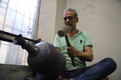 Gaziantep’te 57 yıllık bakır ustası mesleğinin yok olmasından endişe ediyor
