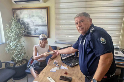 Serik’te zabıta ekipleri buldukları kayıp çantayı sahibine teslim etti
