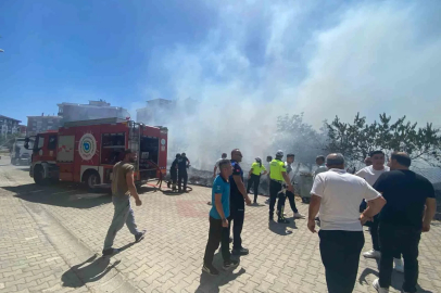 Tekirdağ’da arazide başlayan yangın araçlara sıçradı
