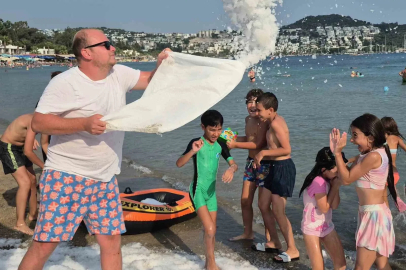 Sıcaktan kavrulan Bodrum’da sahile 2 ton buz döküldü
