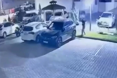 Siteye girip aracın camını kırdılar: O anlar kamerada
