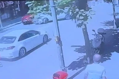 Eskişehir’de U dönüşü yapan otomobile başka bir otomobilin çarpma anı kamerada
