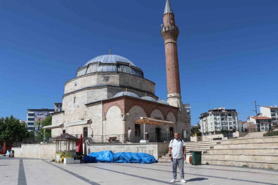 İlahi aşkla yeniden yollara düştü, hedefi yürüyerek Kabe’ye ulaşmak
