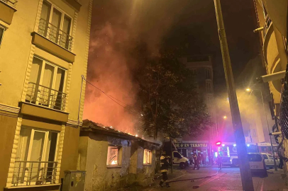 Tekirdağ’da metruk binada alevler geceyi aydınlattı, mahalleli sokağa döküldü
