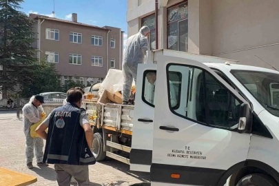 Kütahya’da emekli profesörün iki dairesinden tonlarca eşya ve çöp çıktı
