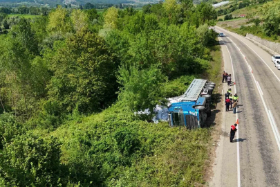Sinop’ta kontrolden çıkan tır yan yattı: 3 yaralı
