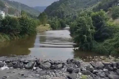 Giresun’da dün bir anne ile 2 kızının hayatını kaybettiği selin geliş anının yeni görüntüleri ortaya çıktı
