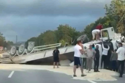 Anadolu Otoyolu’nda kum yüklü tır devrildi
