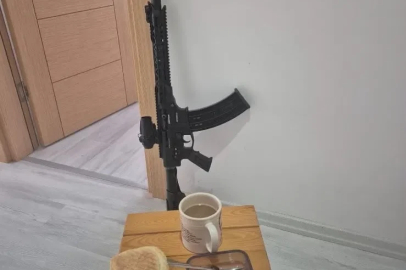 Çatalca’da silahlı şahıs kendisini eve kapattı
