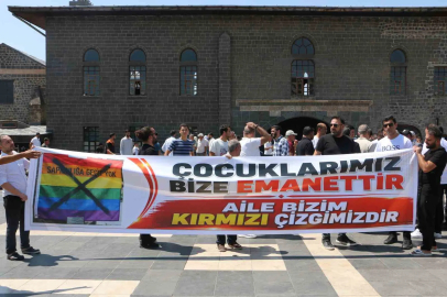 Van İnsan Hakları Derneği’nin LGBT bayrağı açmasına Diyarbakır’dan tepki
