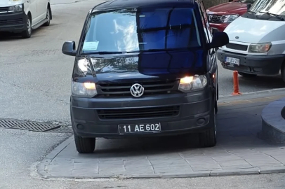 Bilecik’te kaldırıma park eden araç tepkilere neden oldu
