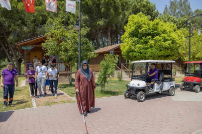 Mersin’de görme engelliler doğayla iç içe keyifli bir gün geçirdi
