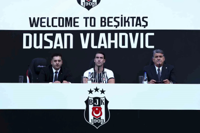 Dusan Vlahovic, yaklaşık 20 bin taraftarın önünde imzayı attı
