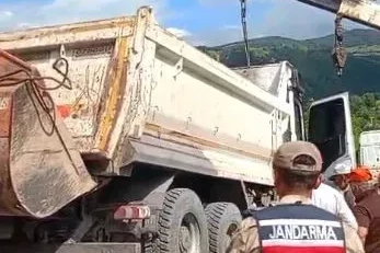 Asfalt yüklü kamyon devrildi: Ardahan-Posof karayolunu kısa süreliğine ulaşıma kapatıldı
