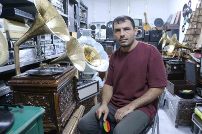 Asırlık gramofonları hayata döndürerek tarihin sesini yaşatıyor
