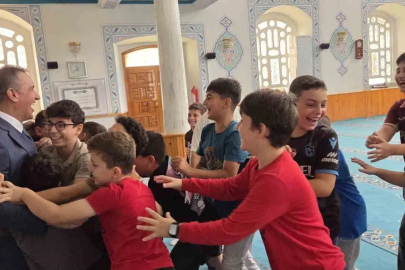 Yaz Kur’an-ı Kerim Kursu’nu bitiren miniklere Trabzonspor forması hediye edildi
