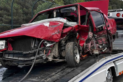 Hafif ticari ile çarpışan otomobil hurdaya döndü: 2 yaralı
