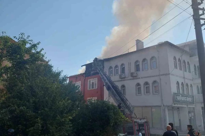 Kütahya’da 3 katlı binanın çatısında yangın
