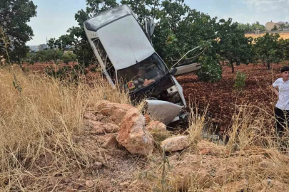 Kaza yapan otomobil fıstık ağacında asılı kaldı: 2 yaralı
