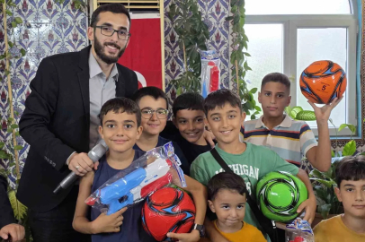 Hediyelerle çocukları camiye ve Kur’an kursuna teşvik ediyor
