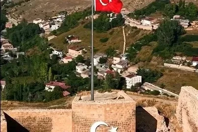 Bayburt Kalesi’nde Türk Bayrağı yenilendi
