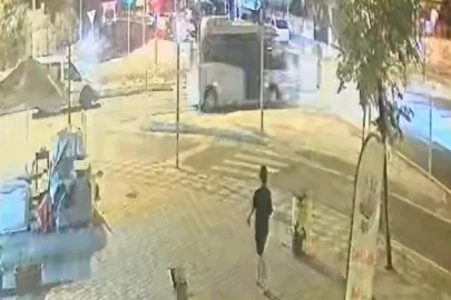 Tekirdağ’da kırmızı ışıkta geçen motosikletle minibüsün çarpıştığı kaza kamerada
