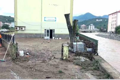 Giresun’da sel suları çekildi, geriye çamuru kaldı
