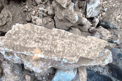 Alt yapı çalışmaları esnasında kepçeyle kazı yapılırken mozaik bulundu
