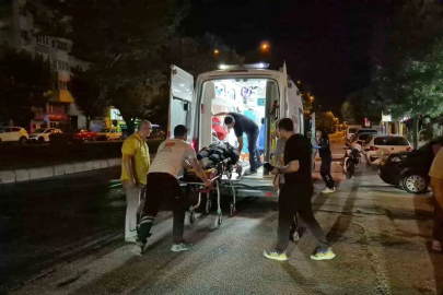 Refüj sulaması sebebiyle ıslanan yolda motosikleti devrilen kurye yaralandı

