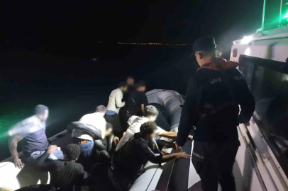 İzmir açıklarında 21 düzensiz göçmen yakalandı, 31 göçmen kurtarıldı
