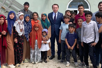 Yüksekova Kaymakamı Hülür, çocukların havuz isteğini geri çevirmedi
