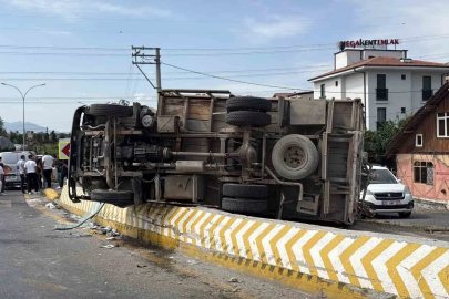 Rampadan inerken kontrolden çıkan kamyon bariyere çarpıp yan yattı

