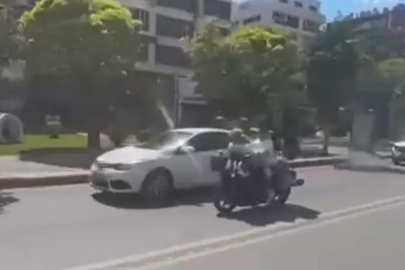 Motosiklete ters oturarak yaptıkları kasksız yolculuk ’pes’ dedirtti
