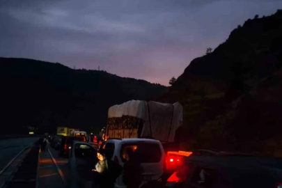 Sivas’ta toprak ve taşların düştüğü yolda 10 kilometrelik araç kuyruğu oluştu
