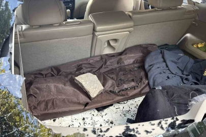 Eskişehir’de trafikte yol verme kavgası: Taşla camını kırdıkları aracın sürücüsünü darbettiler
