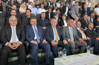 Bakanlar ve TFF Başkanı Amedspor-Erzurumspor maçını tribünde takip etti
