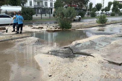 Patlayan su hattı yolu çökertti: Otomobil çukura düştü
