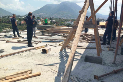 Eşini ve kayınvalidesini bıçaklayan şahıs intihar teşebbüsünü canlı yayınladı
