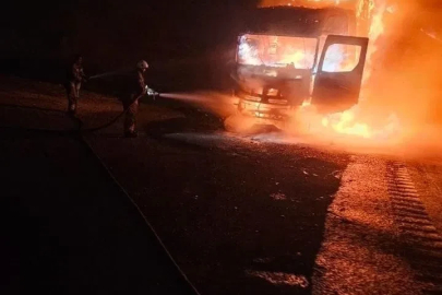 Seyir halindeki tır alevlere teslim oldu

