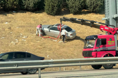 Bursa’da otomobil bariyerleri aşarak tarlaya uçtu

