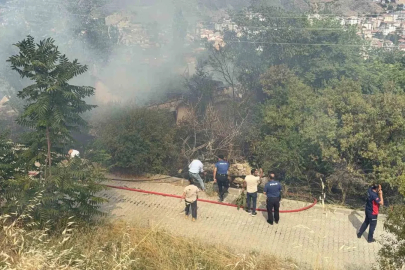 Otluk alanda çıkan yangın metruk binaya sıçradı
