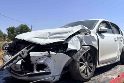 Kütahya’da kavşakta 2 otomobil çarpıştı, 3 yaralı
